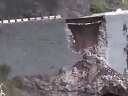 Un derrumbe en una vía en Tenerife deja a 123 personas aisladas en sus vehículos