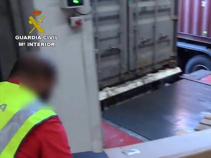 La Guardia Civil intercepta un cargamento de 809 armas ilegales en Algeciras.