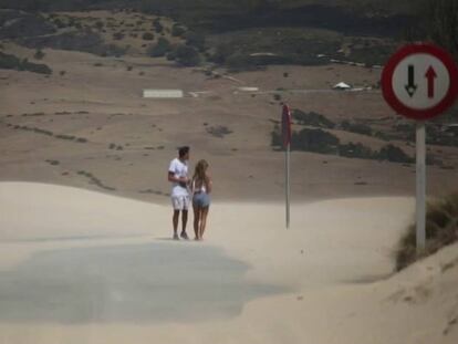 Una enorme duna se traga la carretera de acceso a un poblado de Tarifa