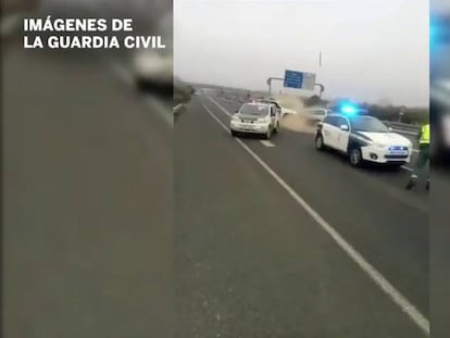 Recorre 40 kilómetros en sentido contrario y embiste a la Guardia Civil