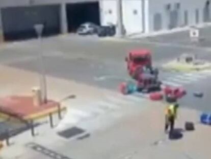 A patadas con las maletas en el aeropuerto de Ibiza