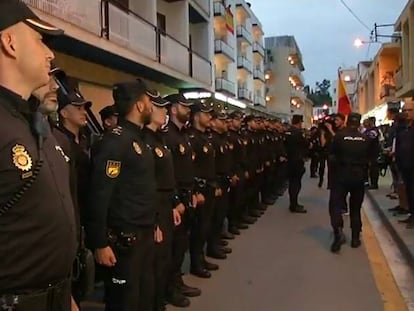 Decenas de vecinos de Pineda de Mar se manifiestan en apoyo a la Policía