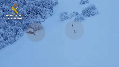 La Guardia Civil rescata a un hombre que llevaba ocho días atrapados en la nieve en Asturias.