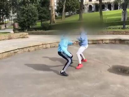 Un momento de la pelea entre dos menores en un parque de Oviedo.