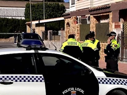 Agentes de la Policía Local acuden a la vivienda donde se hallaron este martes los cuerpos de una mujer y su hijo en Las Torres de Cotillas (Murcia).