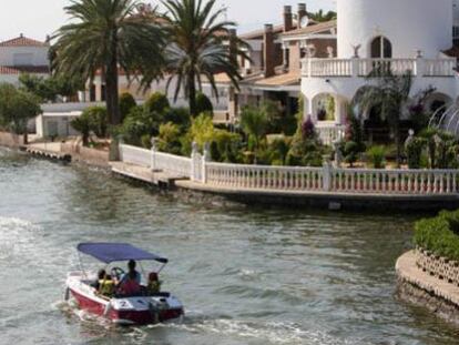 Viviendas con amarres en los canales de Empuriabrava (Girona). Foto: PERE DURAN / Vídeo: EL PAÍS-LIVE!