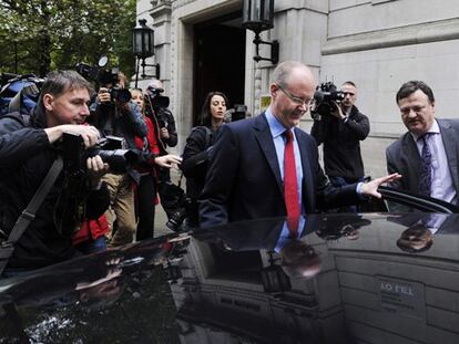 El director general de la BBC, George Entwistle, camino de su comparecencia en el Parlamento. Foto: Facundo Arrizabalaga (EFE) / Vídeo: Reuters-LIVE!