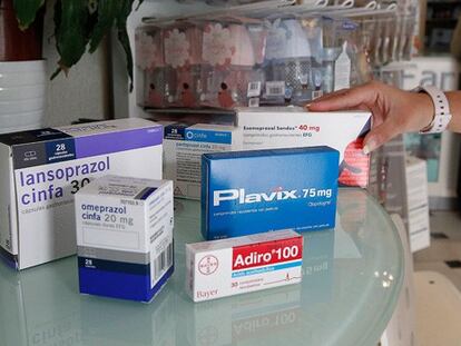 Decenas de fármacos excluidos de
la financiación disparan sus precios