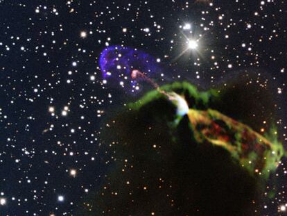 Imagen de la estrella en formación HH46/47 con sus dos chorros, obtenida con el radiotelescopio ALMA en combinación con fotos del telescopio óptico NTT.