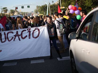 Unos doscientos estudiantes del campus de la Diagonal han cortado el tráfico en los dos sentidos.