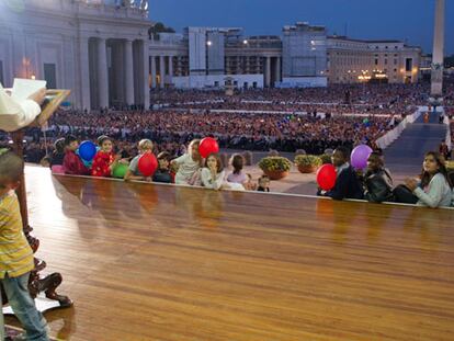 Un niño se pega a la falda del Papa