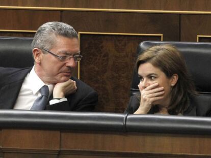 Saénz de Santamaría vota por error a favor de la reprobación a Wert