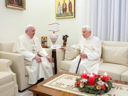 Bento XVI e Francisco juntos no mosteiro no Vaticano.