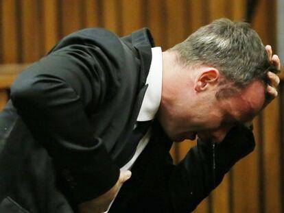 Pistorius chora durante a sessão do julgamento nesta segunda-feira.