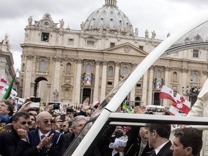 Franscisco saluda a la multitud al final de la ceremonia. / Reuters-LIVE!