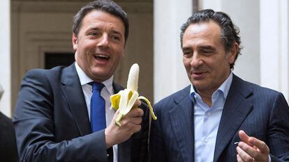 El primer ministro de Italia, Matteo Renzi, y el seleccionador nacional, Cesare Prandelli, comparten un plátano en apoyo a Dani Álves.
