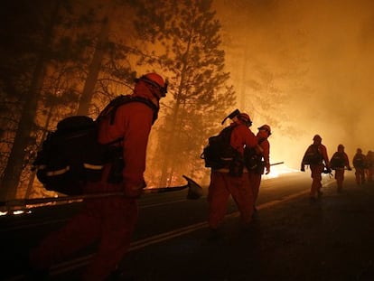 Bomberos trabajando en un incendio forestal en California.