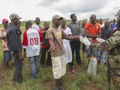 Campesinos de Johnsonville (Liberia) protestan ante los planes de enterrar a víctimas del ébola en sus tierras.