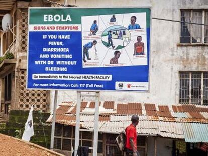 Um outdoor adverte a população sobre sintomas do ebola em Freetown, Serra Leoa, na quinta-feira.