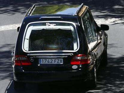 El coche fúnebre con el cuerpo del sacerdote Miguel Pajares.