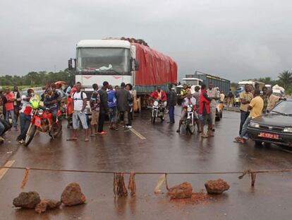 Uma barreira improvisada fecha a fronteira entre Guiné e Serra Leoa na estrada entre Gbalamuya e Pamelab.