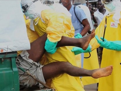 Médicos de Sierra Leona tratan con un enfermo.