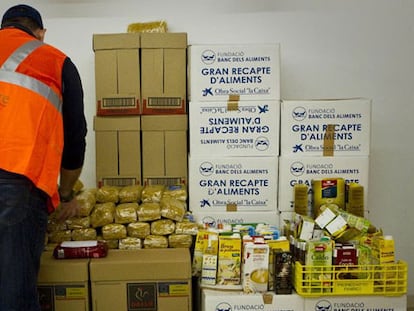 Imagen de archivo de 2013 de los vecinos de Nou Barris que reciben alimentos gracias a un programa de reparto.