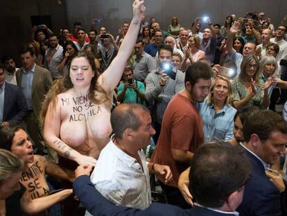 FOTO: Albert Rivera (con chaqueta azul), sorprendido en Málaga por las activistas de Femen, que le reprochan su propuesta de regular los vientres de alquiler. / VÍDEO: Debate sobre la gestación subrogada en EL PAÍS.