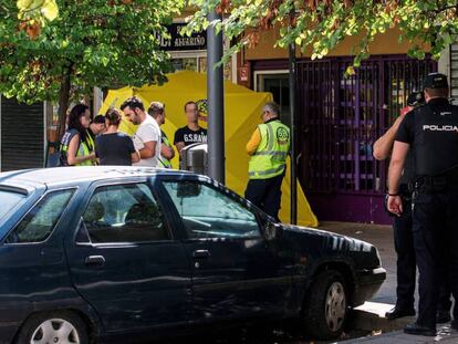 Samur y policía, a las puertas de la peluquería del distrito madrileño de Villaverde donde se ha cometido el crimen. En vídeo, declaraciones del portavoz de Emergencias.