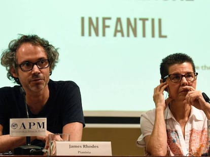 El pianista James Rhodes, activista contra el abuso sexual infantil, y Vicki Bernadet, responsable de la fundación que lleva su nombre.