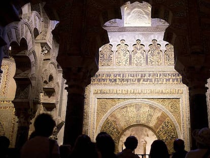 Un grupo de visitantes observa desde la macsura, espacio destinado al califa, el mihrab de la Mezquita de Córdoba.