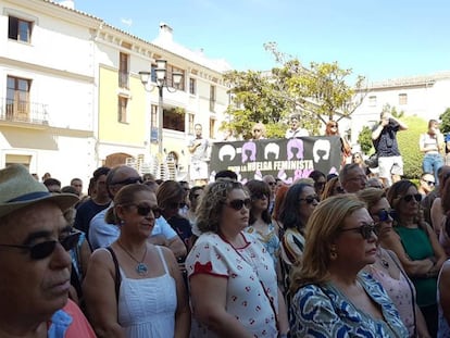 Concentración en Úbeda en protesta por el asesinato de una mujer.