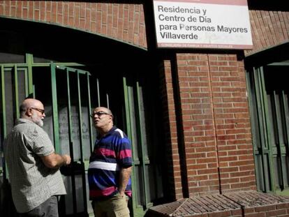 El presidente de la Fundación 26 de diciembre, Federico Armenteros, (izq) y Carlos Jorge Martínez, un futuro residente, conversan a la entrada de la residencia, en el barrio de Villaverde en Madrid.