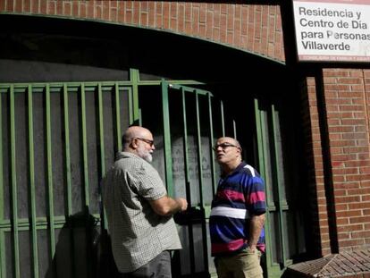 El presidente de la Fundación 26 de diciembre, Federico Armenteros, (izq) y Carlos Jorge Martínez, un futuro residente, conversan a la entrada de la residencia, en el barrio de Villaverde en Madrid.