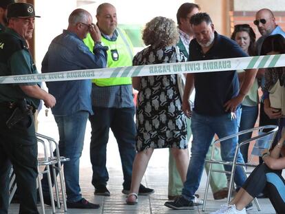 Cordón policial en torno a la vivienda donde se ha cometido un crimen machista este martes en Maracena. En vídeo, el presunto asesino de sus dos hijas en Castellón había sido denunciado dos veces por su expareja.