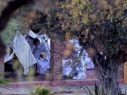 La Policía Científica revisa la casa de Coín donde aparecieron los cadáveres de una familia holandesa. En vídeo, primeros momentos de la investigación.