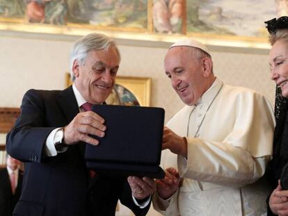 El Papa, este sábado, junto al presidente chileno, Sebastián Piñera, y su esposa Cecilia Morel. / En vídeo, el encuentro entre el Papa y el presidente chileno (ATLAS)