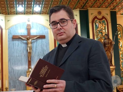 El sacerdote vicario judicial Gil José Sáez.