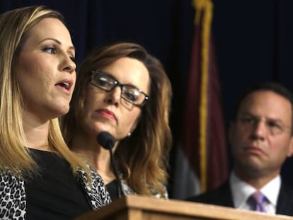 Carolyn Fortey, víctima de abusos en Pensilvania, junto a su hermana y el fiscal general.