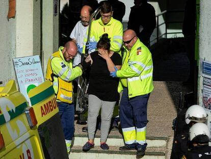 Safira Sánchez es atendida por los servicios médico tras el desalojo.
