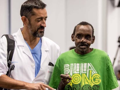 El cirujano Pedro Cavadas con Lonunuko Lekindeye, este martes en el Hospital de Manises.