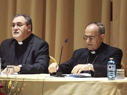 El obispo de Salamanca, Carlos López, a la derecha, junto al portavoz de la Conferencia Episcopal, José María Gil Tamayo, en 2014. En vídeo, conversación entre el obispo de Salamanca y una víctima.