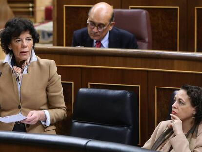 Las ministras Isabel Celaá y Magdalena Valerio en el Congreso.