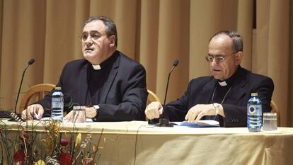 El secretario de la Conferencia Episcopal, José María Gil Tamayo (izquierda), junto al obispo de Salamanca, Carlos López, en la octava Semana de Pastoral.