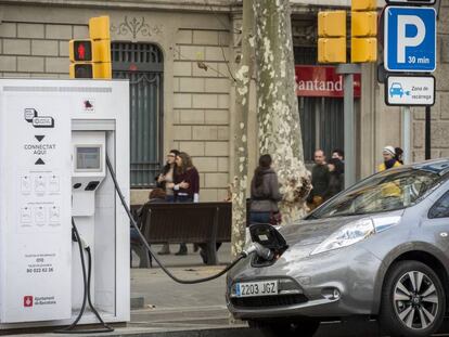 Recarga de un coche eléctrico en Barcelona. En vídeo, las claves de su implementación en España.