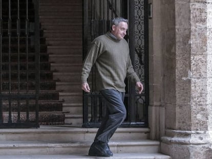 Foto: Pere Barceló sale del Obispado de Mallorca tras serle comunicada su expulsión. / Vídeo: Su confesión, en el juicio celebrado en 2016.