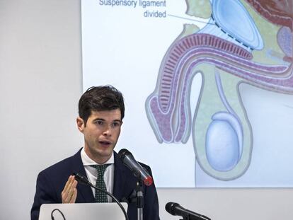 El doctor César Noval, presenta el resultado de la operación en el Hospital Imed de Valencia. En vídeo, declaraciones de Noval.