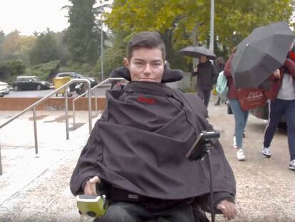 El alumno de la Universidad Complutense de Madrid Edgar Suárez de camino a clase.