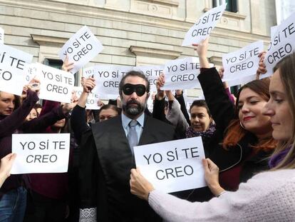 Acto reivindicativo de Podemos contra la violencia de género en el Congreso de los Diputados este pasado 22 de noviembre. En vídeo, polémica por dos sentencias sobre violencia de género disminuidas por los tribunales.