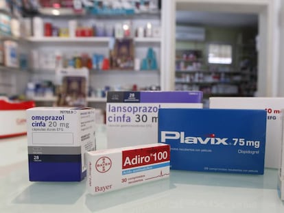 Medicamentos en el mostrador de una farmacia.